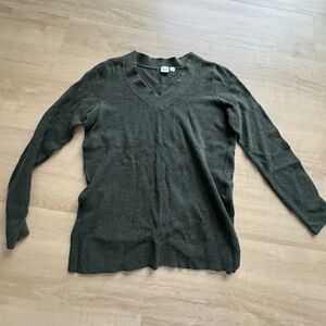 GAP Olive Green V-Neck Knit Sweater (Size Small)